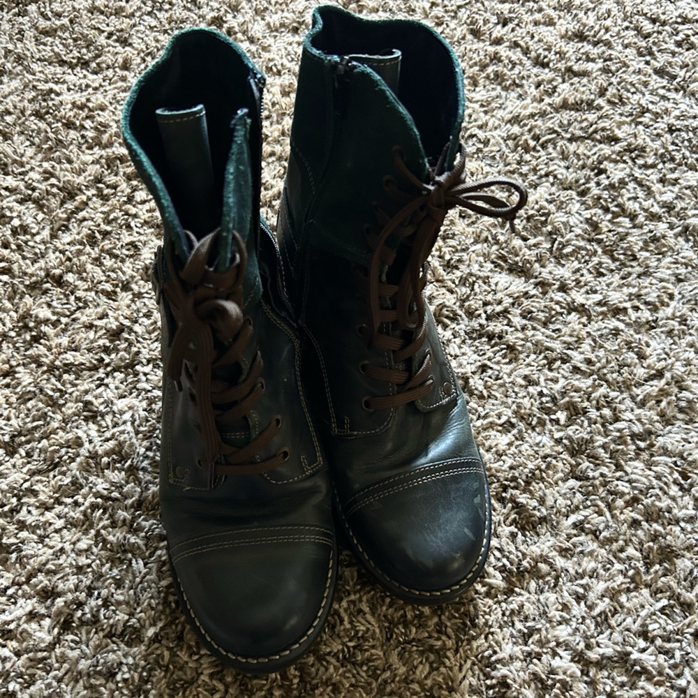 Taos Green Lace-Up Boots